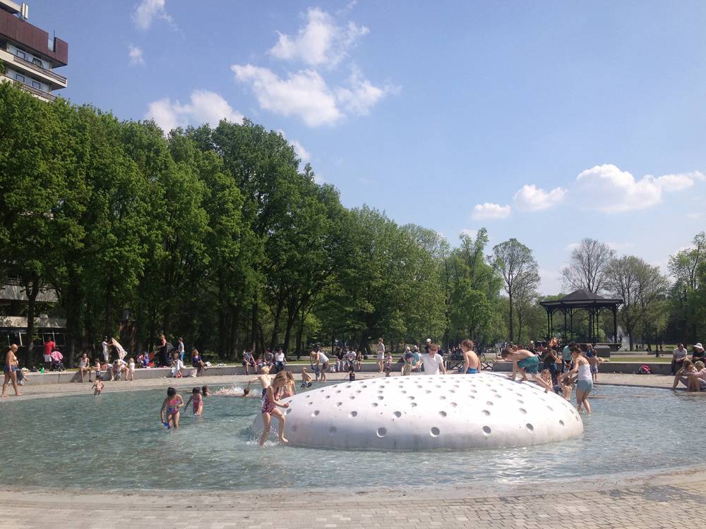 The poured concrete play object provides a gathering space in the centre of the pool