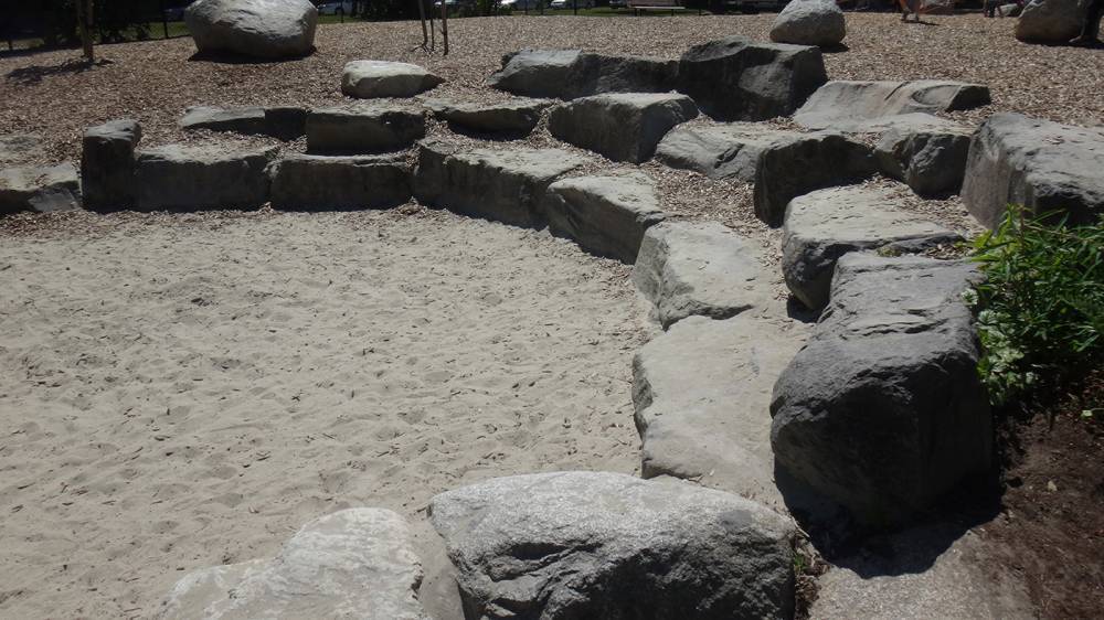 A loose amphitheatre of boulders