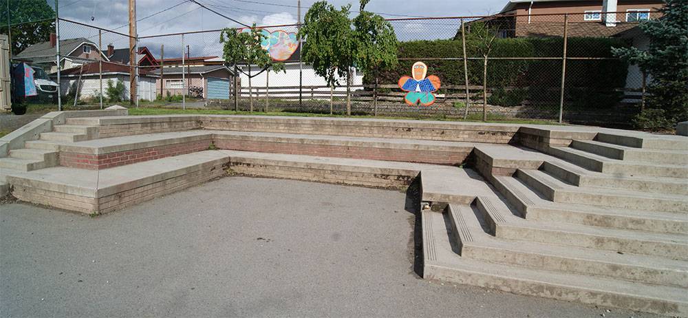 Amphitheatre with child-sized stairs