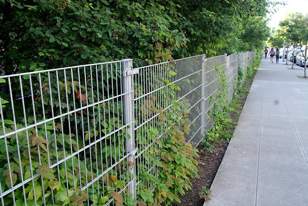 A more elegant alternative to the usual chain-link fence